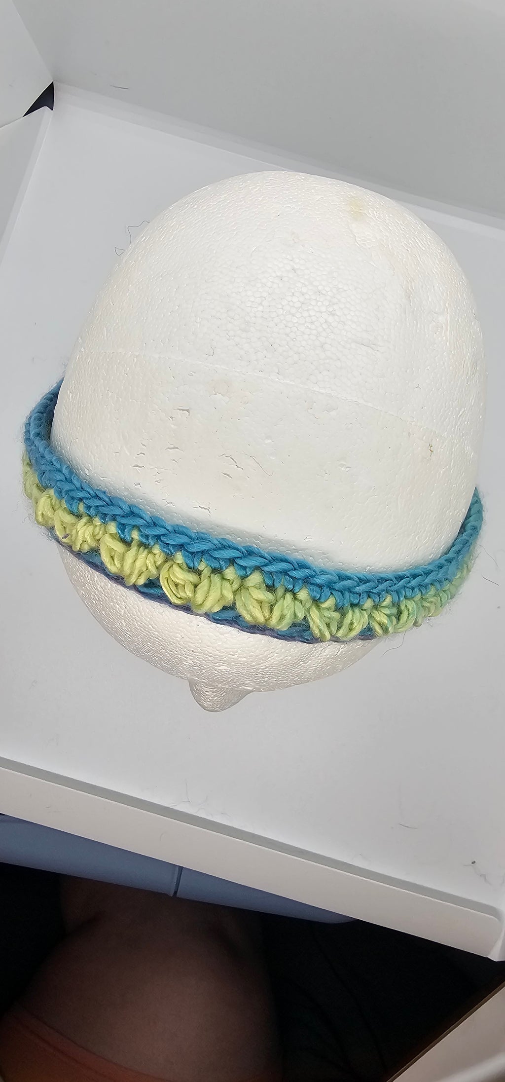 Multicolored v-stitch headband