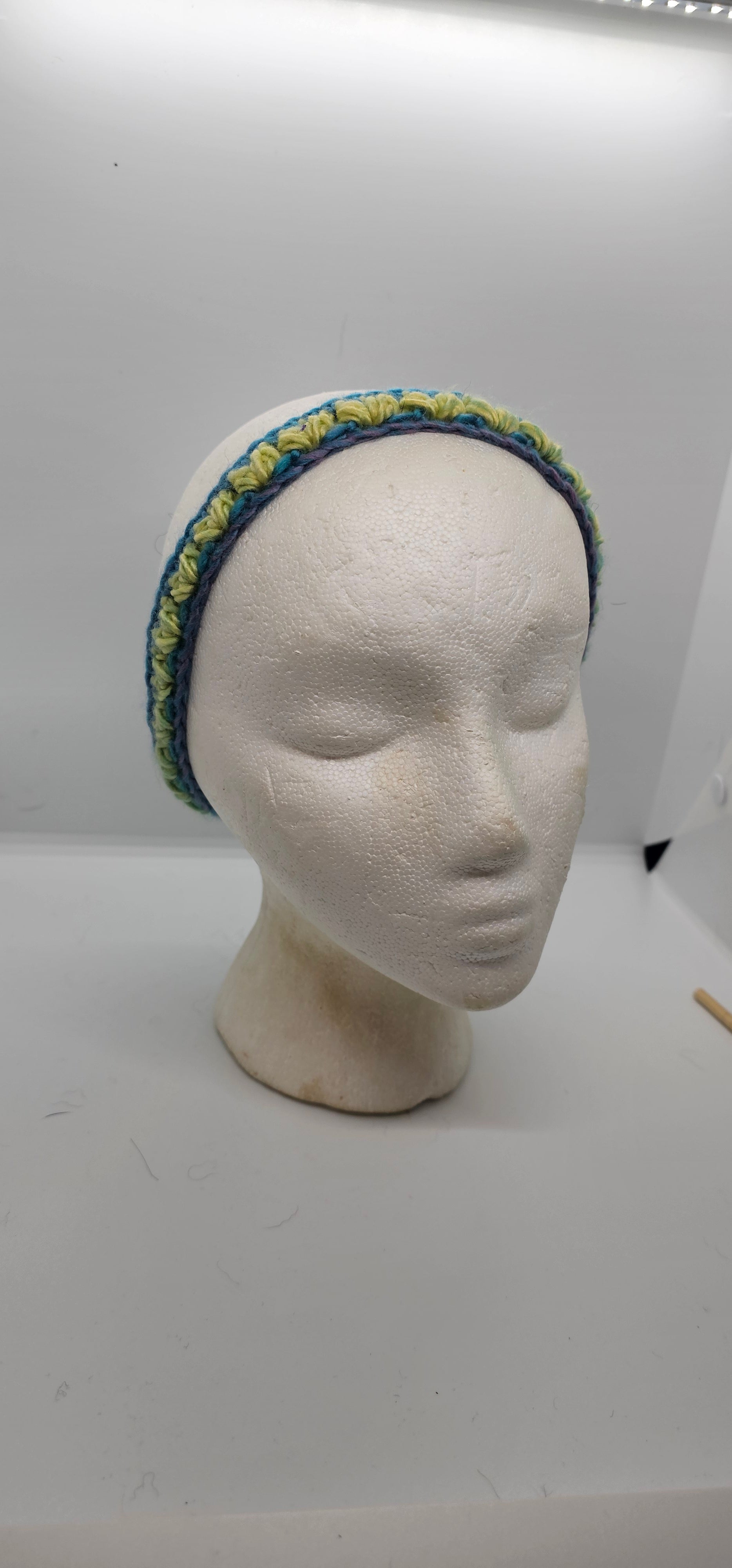 Multicolored v-stitch headband